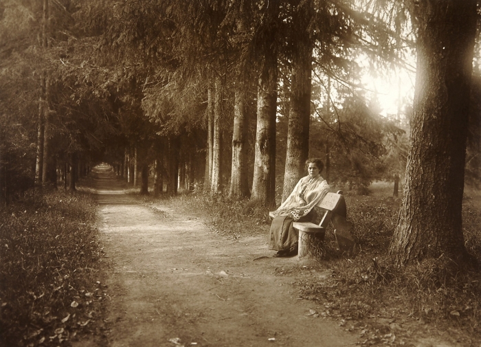 Фотография: Женщина в парке. [1900-е гг.].