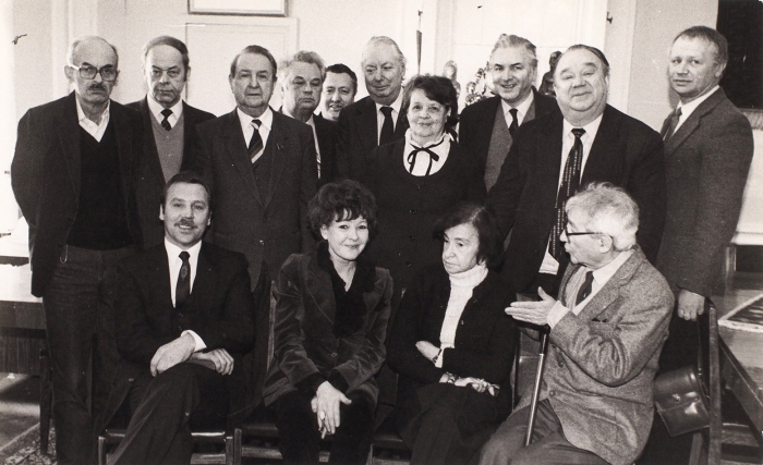 Фотография: Ахмадулина и Окуджава с советскими писателями в ЦДЛ / фот. М. Пазий. М., [1980-е гг.].