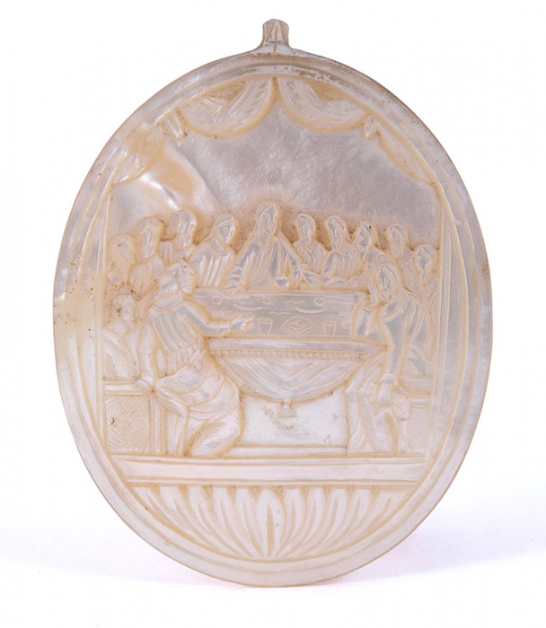 Икона на перламутре «Тайная вечеря». XIX век. Перламутр, резьба. Размер 10x8 см.