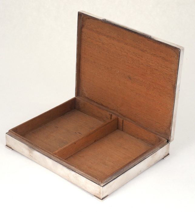 Коробка для сигарет. Западная Европа. Начало ХХ века. Серебро. Размер 12,5x16x3 см. Общий вес 438 г.