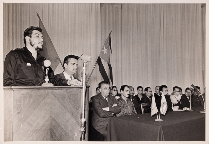 Фотография: Эрнесто Че Гевара на трибуне. [1961].