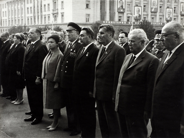 4 фотографии работы Е.А. Халдея: Л.И. Брежнев во главе делегации СССР во время визита в Болгарию. Газета «Советская культура», [1961-1965].
