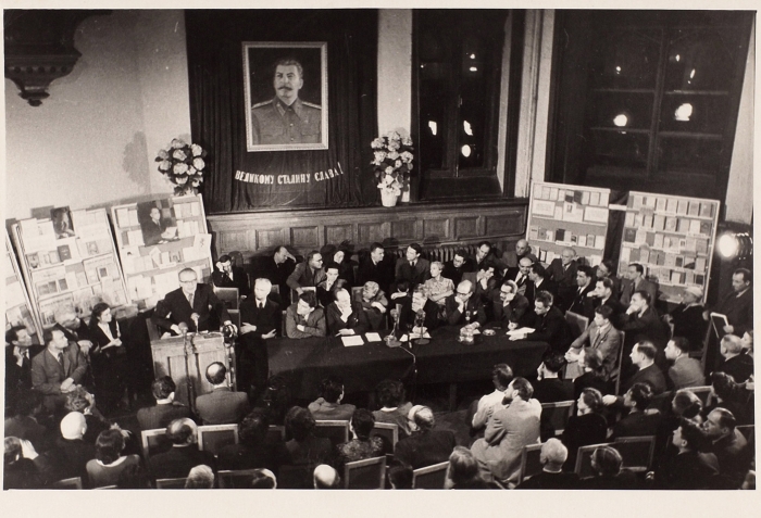 Фотография: Выступление Поля Элюара на заседании Союза писателей СССР. Май, 1950.