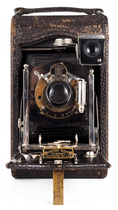 Две фотокамеры: 1. Форматная фотокамера с тремя кассетами и объективом. Западная Европа. 2. Раскладная компактная фотокамера под широкую рулонную пленку 90 мм. США, компания «Eastman Kodak». Конец XIX — начало ХХ века. Дерево, латунь, оригинальный кофр.