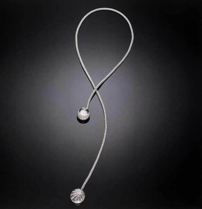 Ювелирные изделия с бриллиантами от Шанель [Bijoux de diamants créés par Chanel. На англ. яз.]. Париж: Chanel, 2002.