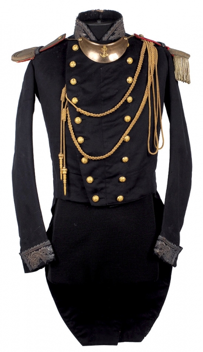 Парадный мундир с брюками лейтенанта флота времен Императора Наполеона III. В комплекте помимо мундира также — эполеты, аксельбант, горжет. [Б.м., третья четверть XIX в.].