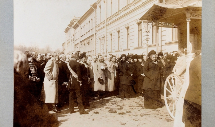 Фотография выноса тела министра внутренних дел Д.С. Сипягина из квартиры 4 апреля 1902 года / фот. К Булла.