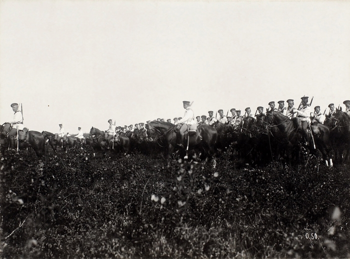 Лот из двух фотографий с учений Лейб-гвардии Уланского Ее Величества полка. [Б.м., 1907].