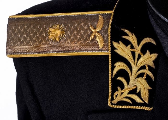 Мундир посла СССР с брюками, форменным жилетом, галстуком и фуражкой образца 1943 г. [Б.м., 1943].