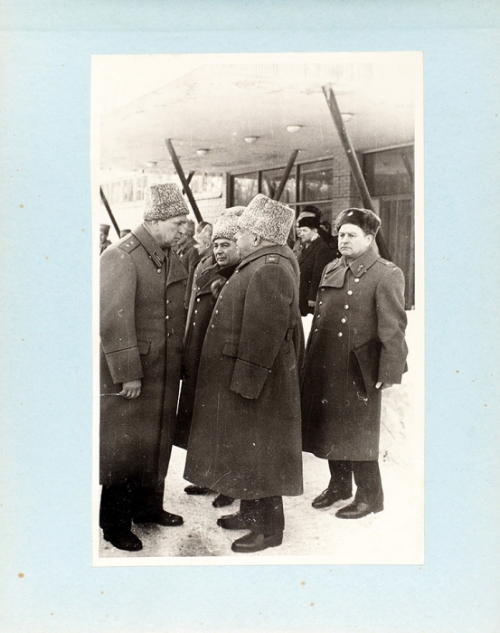 Подарочный фотоальбом, врученный генерал-полковнику Байдукову Георгию Филипповичу в память о посещении войсковой части 11 февраля 1969 года. [М.], 1969.