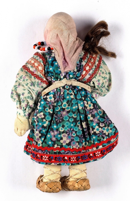 Кукла «Девушка в национальном костюме». 1930-е-1950-е. Текстиль, папье-маше, роспись. Высота 22,5 см.