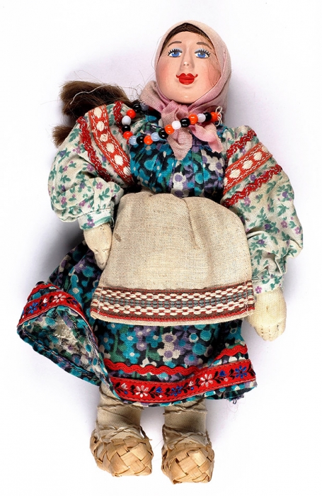 Кукла «Девушка в национальном костюме». 1930-е-1950-е. Текстиль, папье-маше, роспись. Высота 22,5 см.