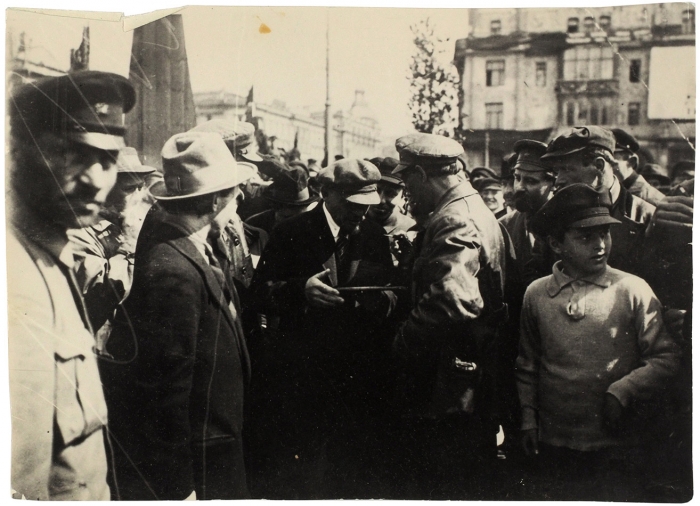 Фотография: Ленин подписывает доску на закладке памятника К. Марксу на площади Свердлова. Москва, 1 мая 1920 года / фот. А. Савельева. М., 1920.