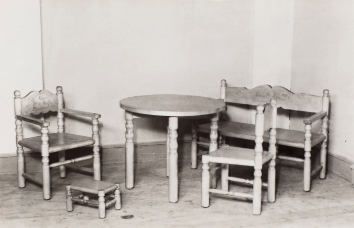 Папка с фотографиями проектов мебели, 1930-е — 1960-е годы.