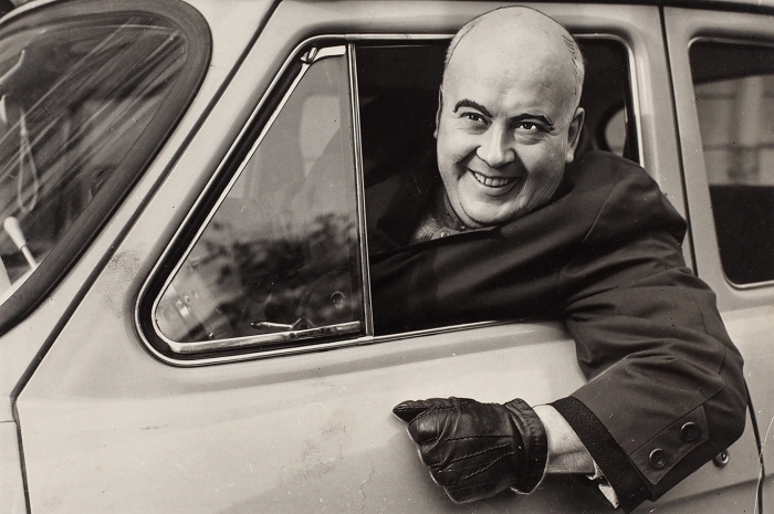 Фотография Евгения Моргунова за рулем автомобиля. Фотобумага, ретушь. 1960-е.