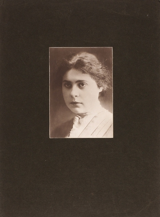 Фотография: Лиля Брик в юности. [1910-е гг.].