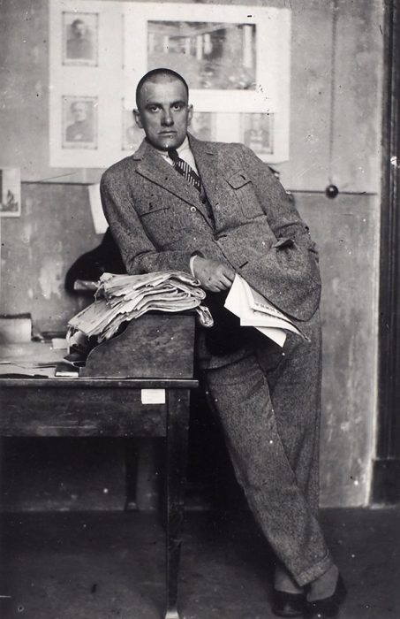 Фотография: В. Маяковский в редакции журнала «Красная Нива» / фото Н. Петрова. М., 1927.