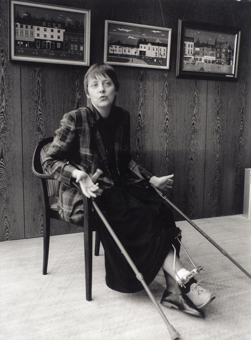 Фотография: Ангела Меркель — инвалид / фот. Ульрих Баумгартен. Бонн: Vario-Press, [1991-1994].