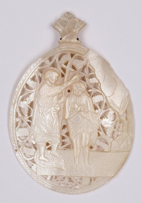 Икона на перламутре «Крещение Господне». XIX век. Перламутр, резьба. Размер 10x7 см.