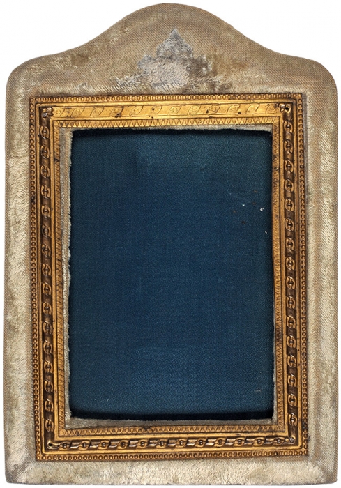 Рамка. Конец XIX века. Бархат, латунь. Размер 22,5x15,5 см (окно 13,5x10 см).