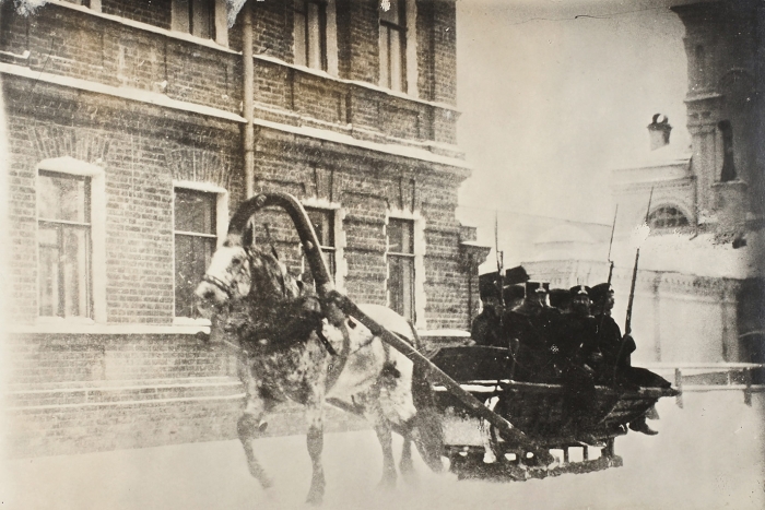 [Декабрьское вооруженное восстание] Фотография «Вооруженная полиция на улицах Москвы». [М., 1905].