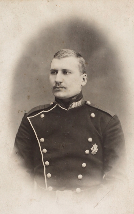 Фотооткрытка «Солдат Преображенского полка в парадной форме с полковым знаком». [Б.м., 1911].