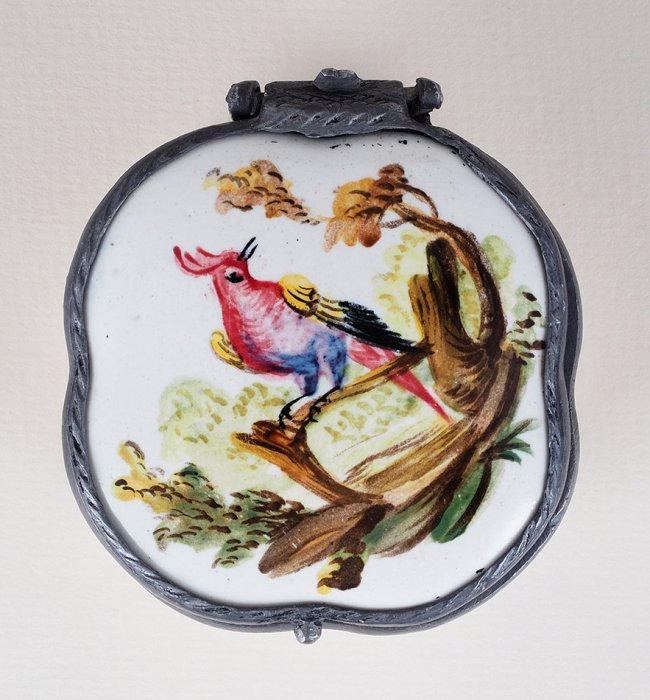 Табакерка «Попугай». Голландия, Дельфт (?). XVIII век. Фарфор, роспись; олово. Размер 6x6 х 3,5 см.