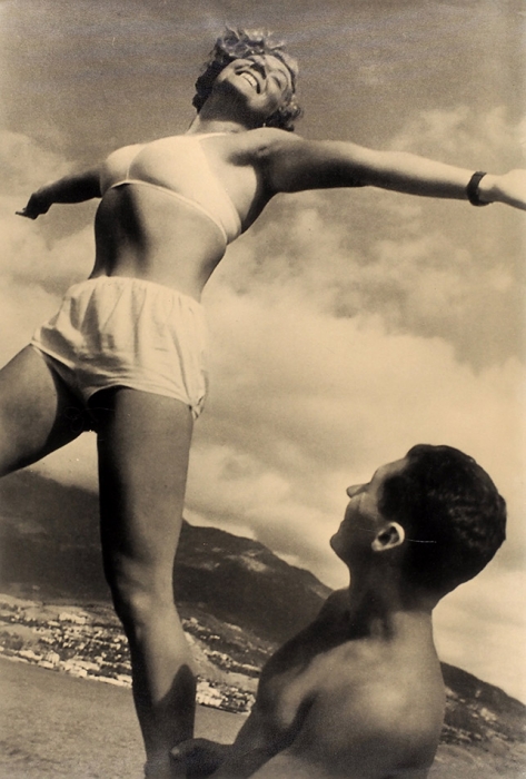 [Скрытый эротизм] Фотография: Физкультурники / фот. И. Шагин. М., 1933.