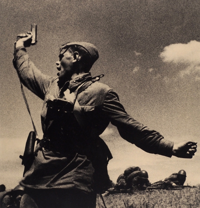 [Символ Великой Отечественной войны] Фотография: «Комбат» / фот. М. Альперт. 1942.