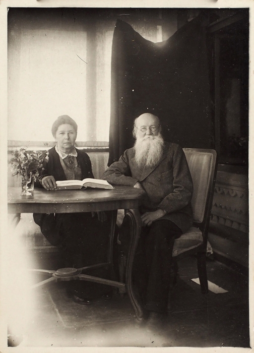 Две семейные фотографии анархиста Петра Алексеевича Кропоткина. Дмитров, [1918-1921].