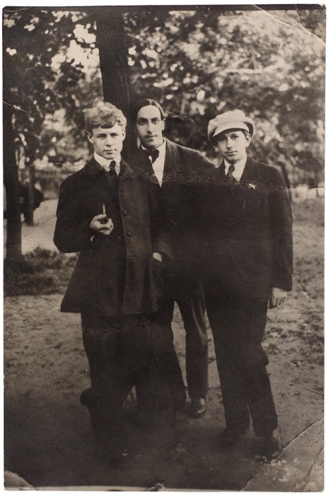 Фотография: Сергей Есенин, Анатолий Мариенгоф и Николай Эрдман в 1921 году. [Отпечаток выполнен, предположительно, в 1930-х гг., но не позднее 1950-х].