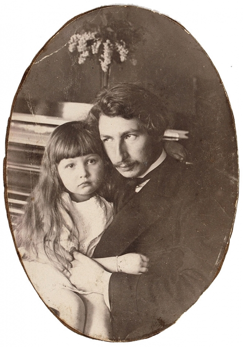 Фотопортрет Сергея Городецкого с дочерью Наей. 1910-е гг.