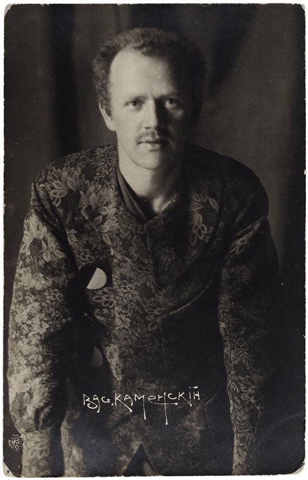Лот из двух фотооткрыток: Портрет Василия Каменского / фотоателье А. Горнштейн. [М., 1913-1926].