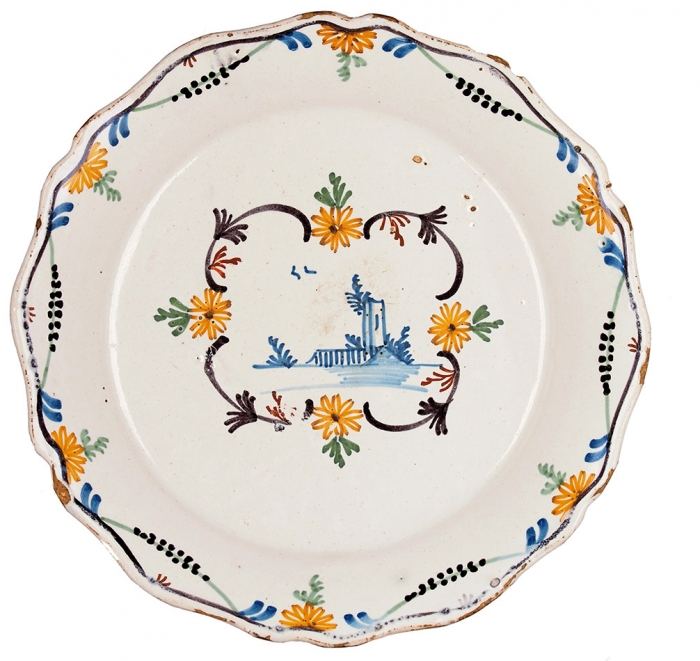 Тарелка с изображением пейзажа. Франция, Невер. Конец XVIII века. Фаянс, роспись. Диаметр 22 см.