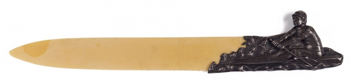 Нож для бумаг с изображением гребца на байдарке. Западная Европа (?). Конец XIX — начало ХХ века. Серебро, кость. Длина 30,5 см.
